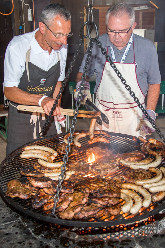 100. BMW 7er S�dhessen Stammtisch: J�rg ('Imola 2') und Karl-Heinz ('Fuat') am Grill.