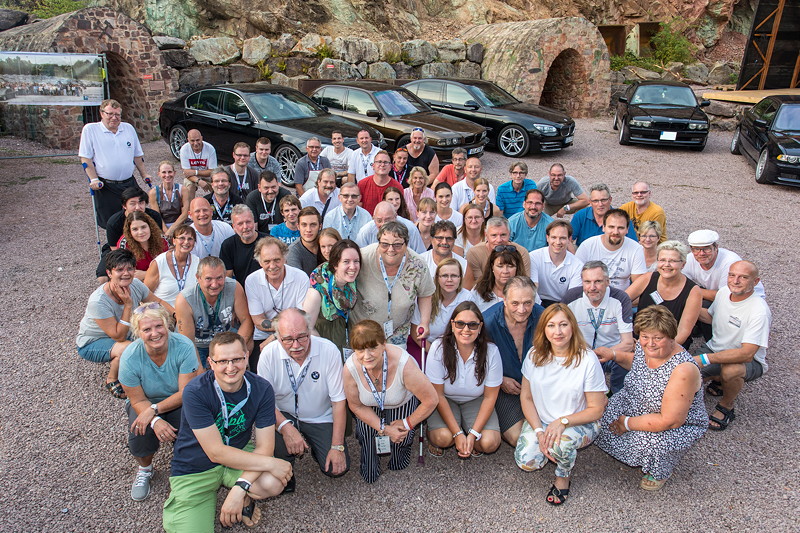 100. BMW 7er S�dhessen Stammtisch: Gruppenfoto vor dem Kupferbergwerk 'Grube Wilhelmine'.