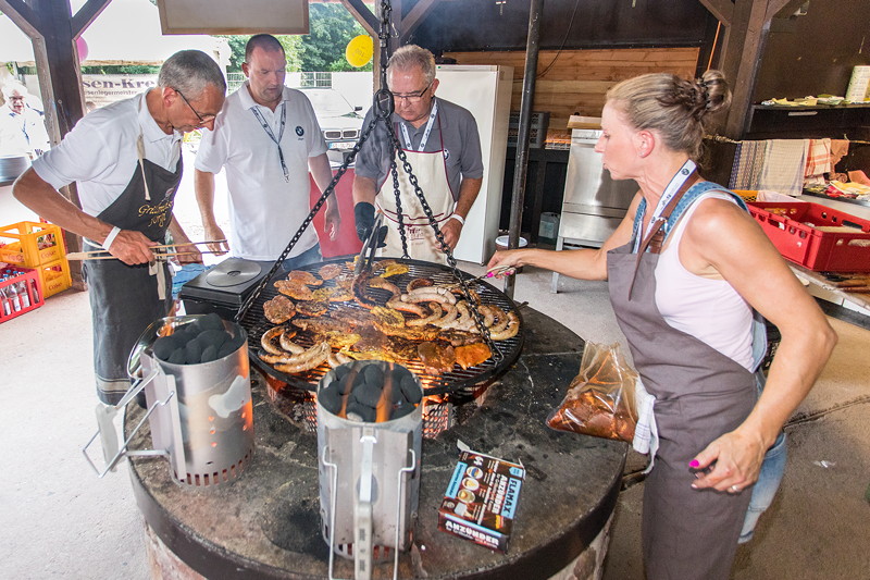 100. BMW 7er S�dhessen Stammtisch: J�rg ('Imola 2'), J�rgen ('Yachtliner'), Karl-Heinz ('Fuat') und Diana am Grill.