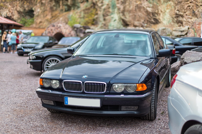 100. BMW 7er Sdhessen Stammtisch: BMW 7er Parkplatz, vorne: BMW 735i (E38) von Carmen ('UtaDragon')
