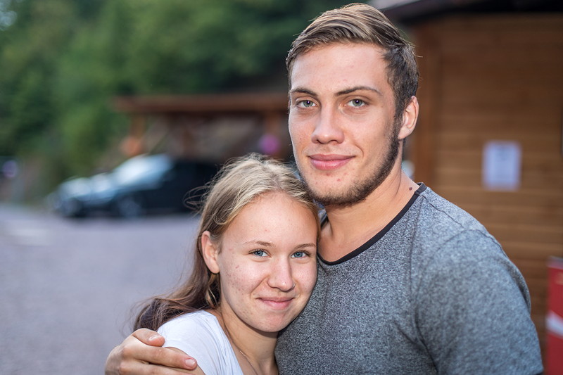 100. BMW 7er S�dhessen Stammtisch: Adrian ('Aedken') mit Freundin.