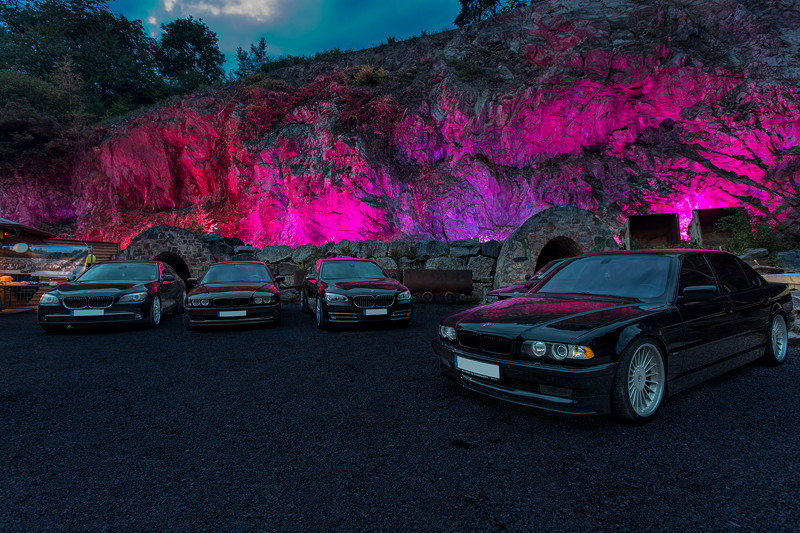 100. BMW 7er S�dhessen Stammtisch: teilnehmende 7er-BMWs vor dem illuminierten Bergwerk in Sommerkahl.