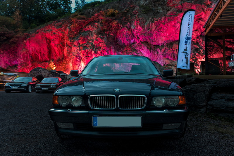 100. BMW 7er Sdhessen Stammtisch: teilnehmende 7er-BMWs vor dem illuminierten Bergwerk in Sommerkahl, hier: BMW 735i (E38) von Carmen ('UtaDragon')
