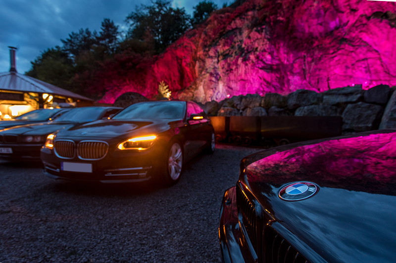 100. BMW 7er S�dhessen Stammtisch: teilnehmende 7er-BMWs vor dem illuminierten Bergwerk in Sommerkahl.