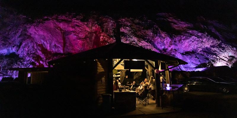 100. BMW 7er S�dhessen Stammtisch: die Grillh�tte vor dem beleuchteten Kupferbergwerk am sp�ten Abend.