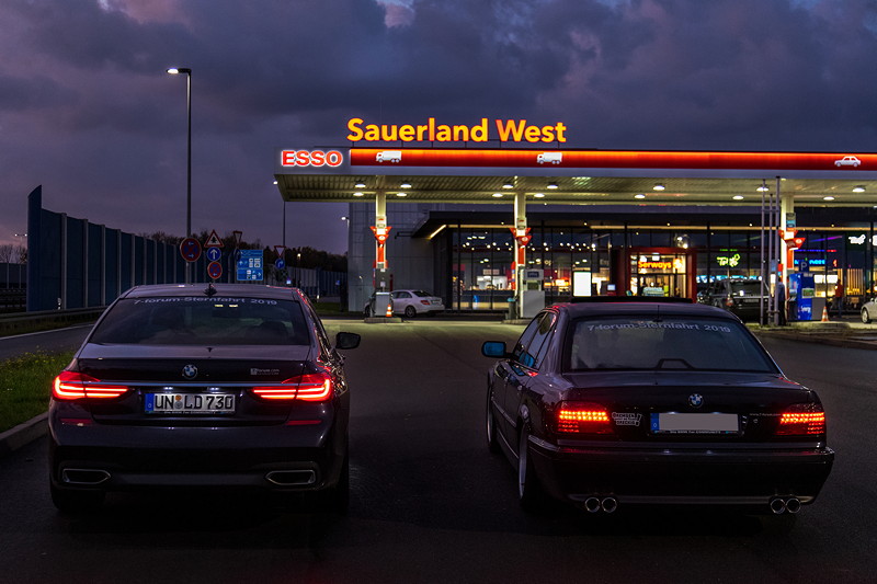 Mini Konvoi ab L�denscheid zum Jubil�ums-Stammtisch: BMW 730Ld (G12) von Christian ('Christian') und BMW 740i (E38) von Jens ('sandmaennchen').