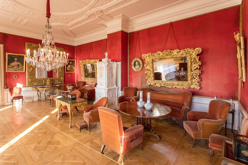 Besichtigung im Schloss Schillingsfrst: Herren-Raum bzw. 'roter Raum'.