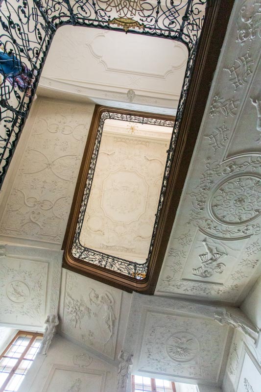 Besichtigung im Schloss Schillingsf�rst: Treppenhaus mit aufw�ndigen Stuckarbeiten.