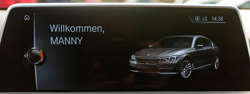 Rhein-Ruhr-Stammtisch im Mrz 2020: BMW 730d (G11) von Manni ('mannylein'), Bord-Bildschirm mit persnlicher Begrung.