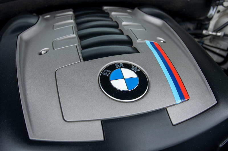 Rhein-Ruhr-Stammtisch im Juli 2020: BMW 750i (E65 LCI, Rechtslenker) von Olaf ('loewe40'), Motorraum