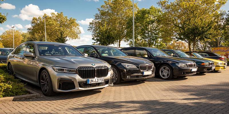 BMW 7er-Reihe mit vier Generationen G12 LCI, F01, E66 LCI und E38 LCI beim BMW 7er Rhein-Ruhr-Stammtisch im Oktober 2020 in Castrop-Rauxel