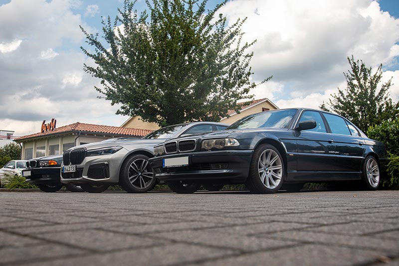 Rhein-Ruhr-Stammtisch im August 2021: Stammtischparkplatz mit dem 'BMW 740iL (E38) von Jens ('sandmaennchen'), BMW 730Ld (G12 LCI) von Christian ('Christian') und dem BMW 728i (E38) von Gregor ('leopold456')