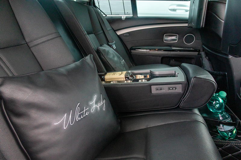 Rhein-Ruhr-Stammtisch im August 2021. BMW 750i (E65 LCI) von Olaf ('loewe40'), Barfach in der hinteren Mittelkonsole.