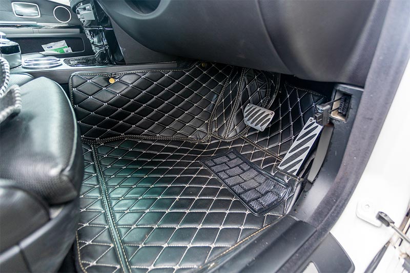  Rhein-Ruhr-Stammtisch im August 2021. BMW 750i (E65 LCI) von Olaf ('loewe40'). Individuelle Fumatten.