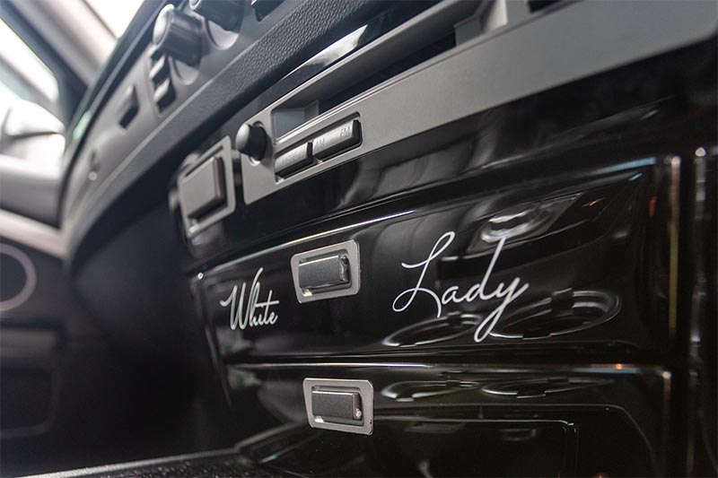 Rhein-Ruhr-Stammtisch im August 2021. BMW 750i (E65 LCI) von Olaf ('loewe40'). Mittelkonsole vorne mit Aufdruck 'White Lady'.