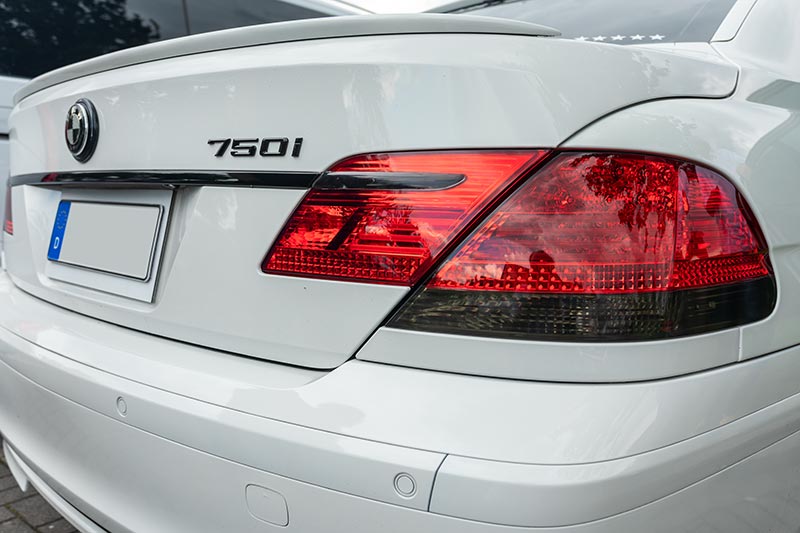 Rhein-Ruhr-Stammtisch im August 2021. Schwarze 19 Zoll Felgen auf dem BMW 750i (E65 LCI) von Olaf ('loewe40'). Neue Rcklichter.