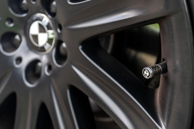 Rhein-Ruhr-Stammtisch im August 2021. BMW 750i (E65 LCI) von Olaf ('loewe40'), Ventilkappe mit BMW Logo.