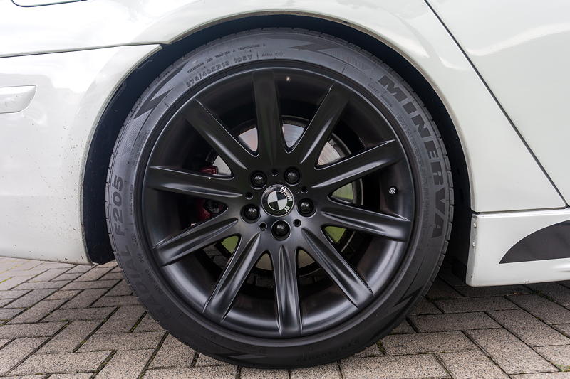 Rhein-Ruhr-Stammtisch im August 2021. Schwarze 19 Zoll Felgen auf dem BMW 750i (E65 LCI) von Olaf ('loewe40').