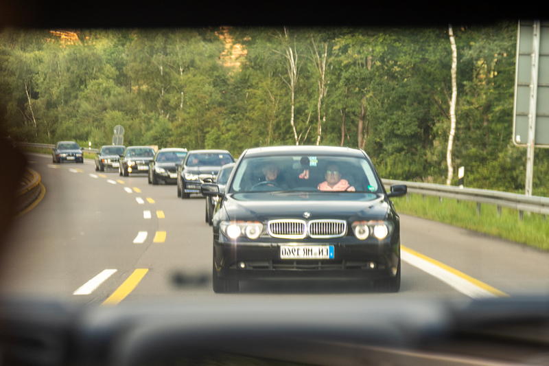 BMW Power Day 2021 in Enspel. Anfahrt im 7er-Konvoi ab Ldenscheid, gesehen im Rckspiegel. Vorne der BMW 730d von Martin ('yunkie').