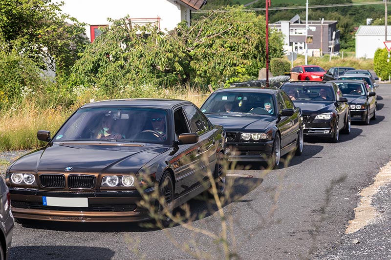 Der 7er-Konvoi aus Hessen kommend, mit dem BMW 730i (E38) von Ralf ('Ralle735iV8' kurz vor dem Ziel.
