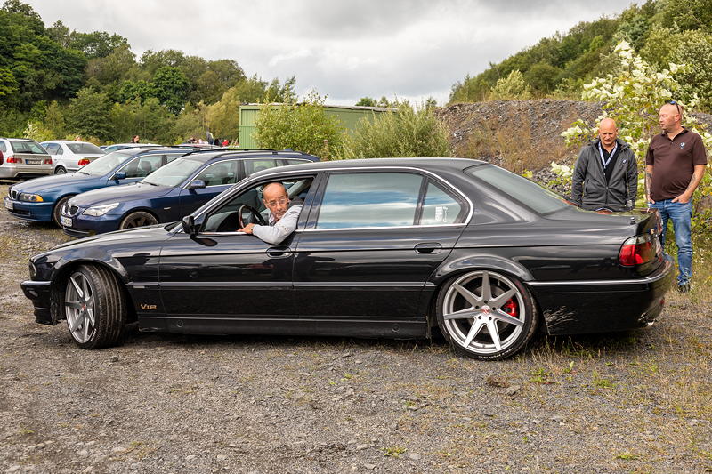 BMW Power Day 2021 in Enspel. Klaus ('heller-goisern') beim Umparken seines 750iL (E38). Klaus reiste aus sterreich an.