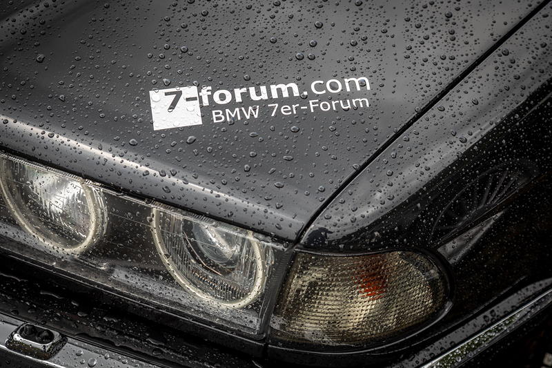 BMW Power Day 2021 in Enspel. bMW 750iL (E38) von Klaus ('heller-goisern') mit Forumsaufkleber auf der Motorhaube.