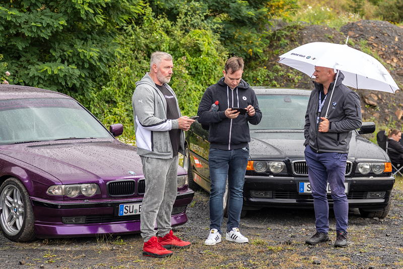  BMW Power Day 2021 in Enspel. Olaf ('loewe40') mit Benni ('Ben10') und Mirco ('ML77'). Auch der Regen konnte die Stimmung nicht trben.