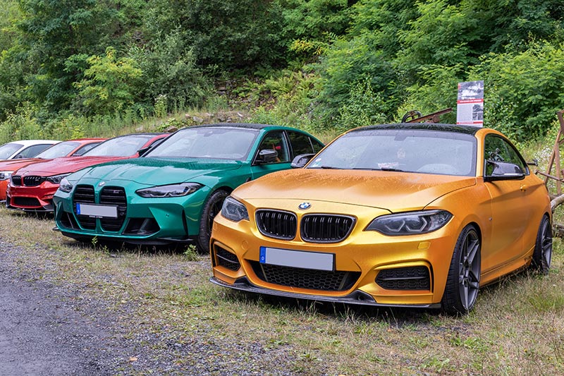  BMW Power Day 2021 in Enspel. BMW 235i und BMW M3 in extrovertierten Au�enfarben.
