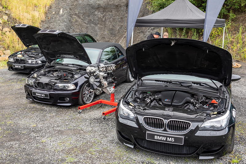 BMW Power Day 2021 in Enspel. 2x BMW M5 und ein BMW M3 auf dem Stand von der H2 Motorsport GmbH.
