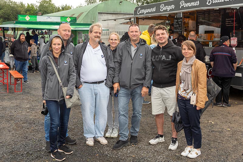 BMW Power Day 2021 in Enspel. v. l.: Christiane mit Ralf ('Ralle735iV8'), Arnold ('Arnold69'), Diana mit Jrgen ('Yachtliner') und Eldin ('Black Diamond') mit Theresa.