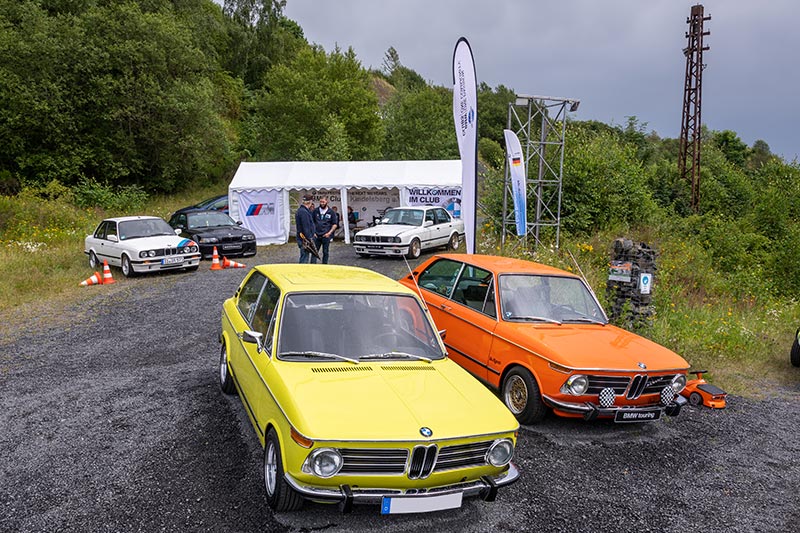 BMW Power Day 2021 in Enspel. BMW Club Kindelsberg mit einem BMW 02er und einem BMW Touring.