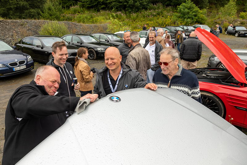 BMW Power Day 2021 in Enspel: Blick unter die Haube und Mini-Politur am BMW L7 von Mike ('Der Bestatter')