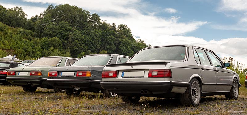 Drei 7er-BMWs der ersten Generation E23 waren beim BMW Power Day 2021 im Bereich des 7er-Forums zu sehen.