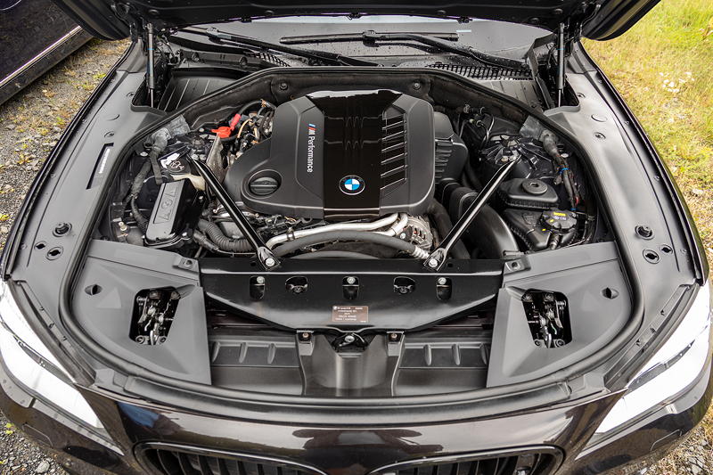  BMW Power Day 2021 in Enspel. BMW 750Ld xDrive (F02 LCI) von Jrgen ('Yachtliner'). . In Wagenfarbe lackierte Streben und Abdeckung.
