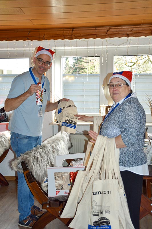 Christian ('Christian') hatte f�r jeden Teilnehmer einen Schoko-Weihnachtsmann und Forumbeutel, Annemarie half beim Verteilen.