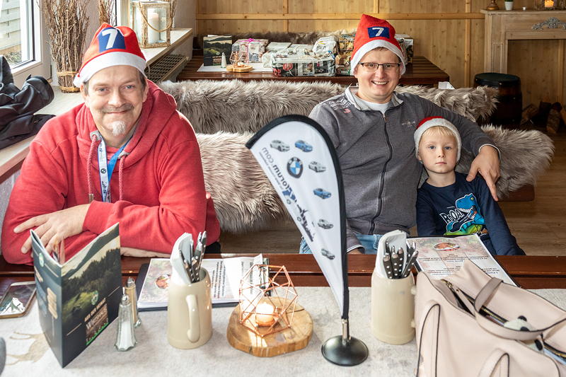 Weihnachtstreffen der BMW 7er Freunde Sdhessen am 05.12.21: Arnold ('Arnold69') und Darius ('dmg') mit Sohn