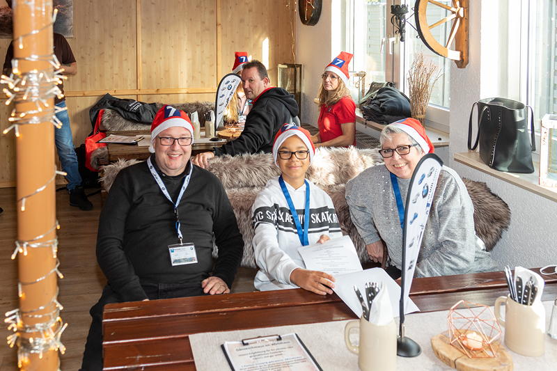 Weihnachtstreffen der BMW 7er Freunde Sdhessen am 05.12.21: Steve ('SteveR', links) mit Noah und Claudia