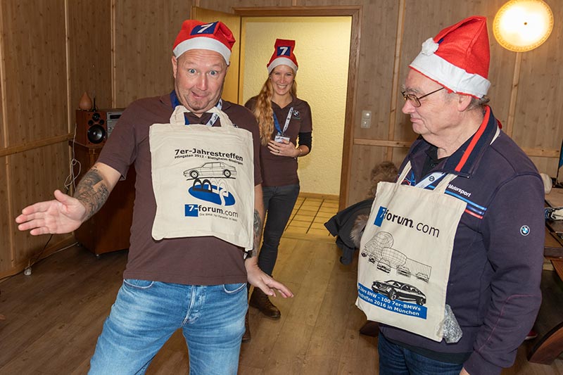Weihnachtstreffen der BMW 7er Freunde S�dhessen am 05.12.21: Ralf und Ralf mit Forumsbeuteln
