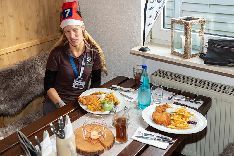 Weihnachtstreffen der BMW 7er Freunde Sdhessen am 05.12.21: zu essen gab es u. a. Schnitzel, hier mit Christiane