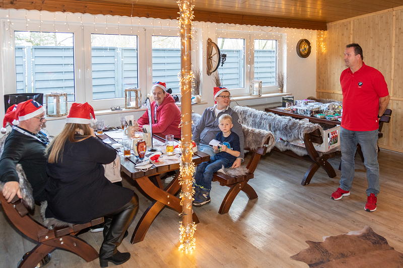 Weihnachtstreffen der BMW 7er Freunde S�dhessen am 05.12.21: J�rgen ('Yachtliner', rechts) sprach zu den Teilnehmern