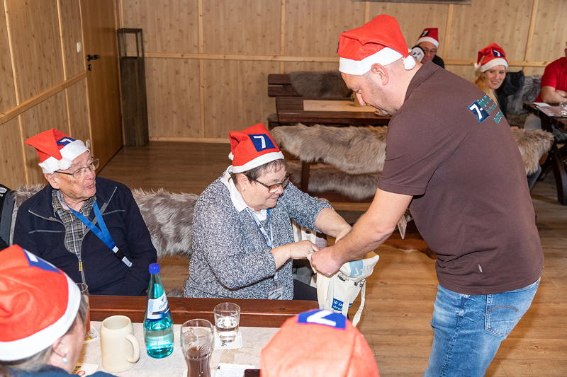 Weihnachtstreffen der BMW 7er Freunde Sdhessen am 05.12.21: Anneliese zieht ein Los