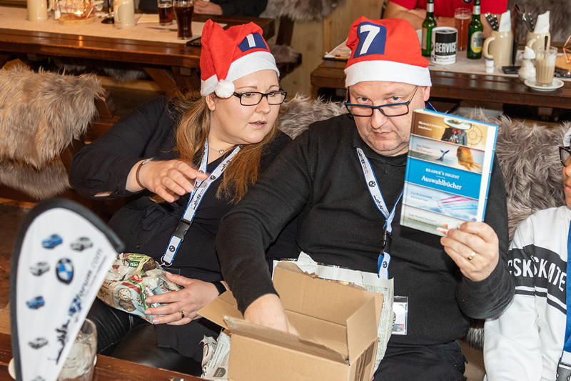 Weihnachtstreffen der BMW 7er Freunde Sdhessen am 05.12.21: Steve ('SteveR', rechts) mit seinem Wichtelgeschenk