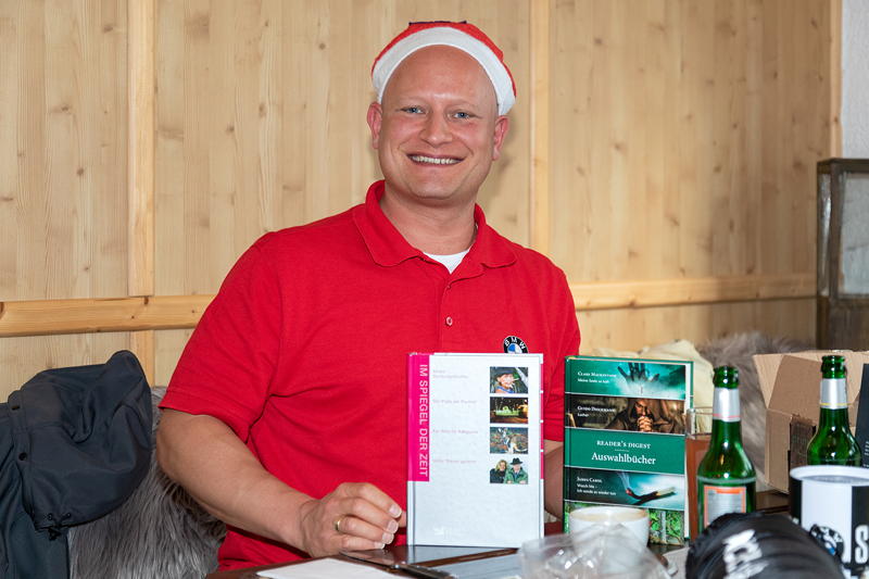 Weihnachtstreffen der BMW 7er Freunde Sdhessen am 05.12.21: Mirco ('ML77') mit seinem Wichtelgeschenk