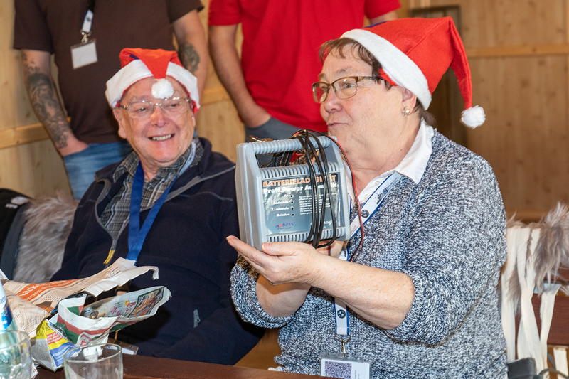 Weihnachtstreffen der BMW 7er Freunde Sdhessen am 05.12.21: Anneliese mit ihrem Wichtelgeschenk