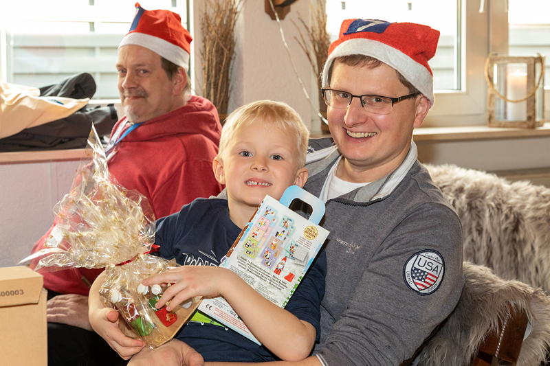 Weihnachtstreffen der BMW 7er Freunde Sdhessen am 05.12.21: Darius ('dmg') und 
Sohn mit dem Wichtelgeschenk
