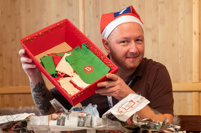Weihnachtstreffen der BMW 7er Freunde Sdhessen am 05.12.21: Ralf ('Ralle735iV8') mit seinem Wichtelgeschenk