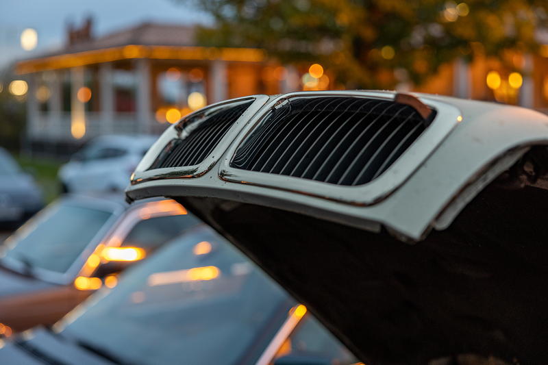Rhein-Ruhr-Stammtisch im November 2022: Motorhaube des BMW 728i (E38) von Frank ('altbert')