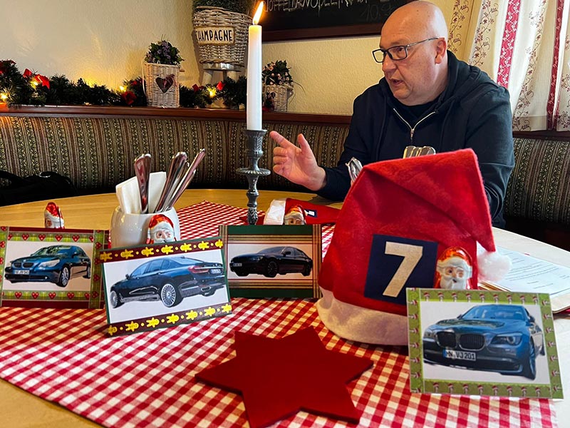 selbst gemachte Weihnachtskarten mit den 7er-BMWs der Teilnehmer zum Weihnachts-Stammtisch der 7er-Freunde 'München'