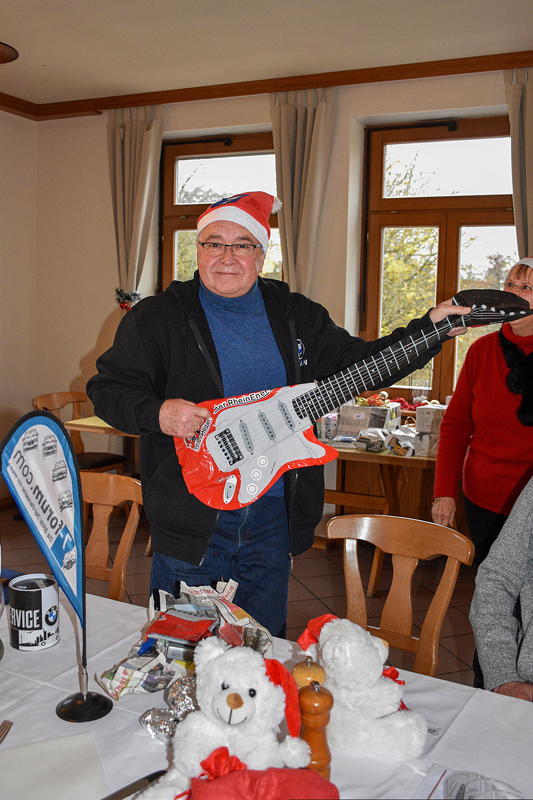  Weihnachtsstammtisch der 7er BMW Freunde Südhessen - Karli ('Fuat') mit Gitarre