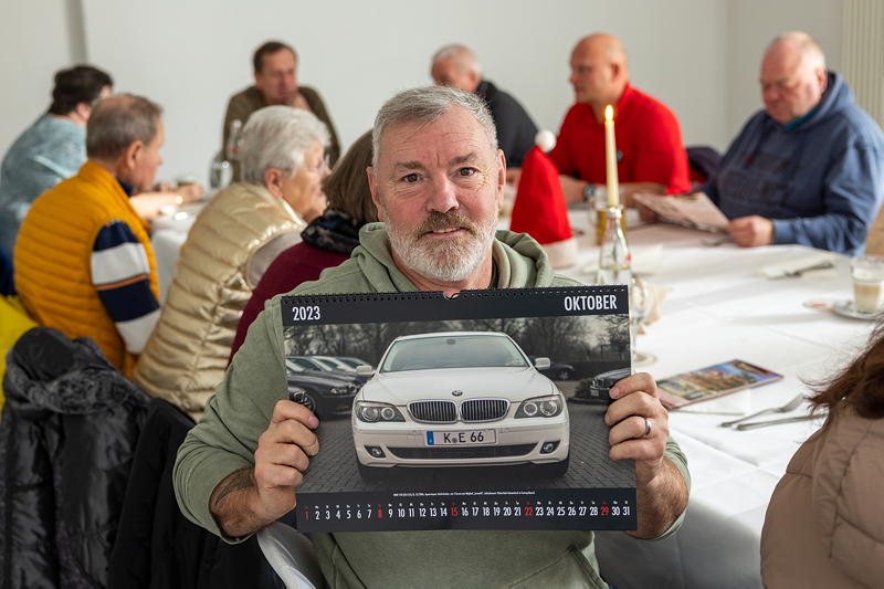 Olaf ('loewe40') mit dem neuen 7-forum.com Wandkalender 2023. Auf dem Oktoberblatt ist sein Auto zu sehen.